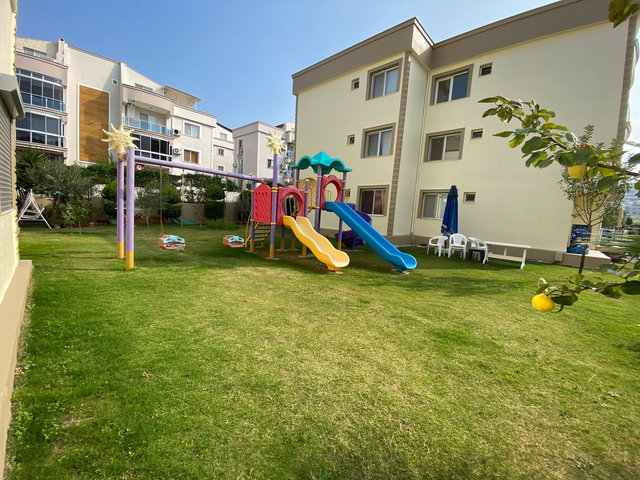 Yeni Foça'da Havuzlu Sitede Kiralık 2+1 ve 3+1 Daireler
