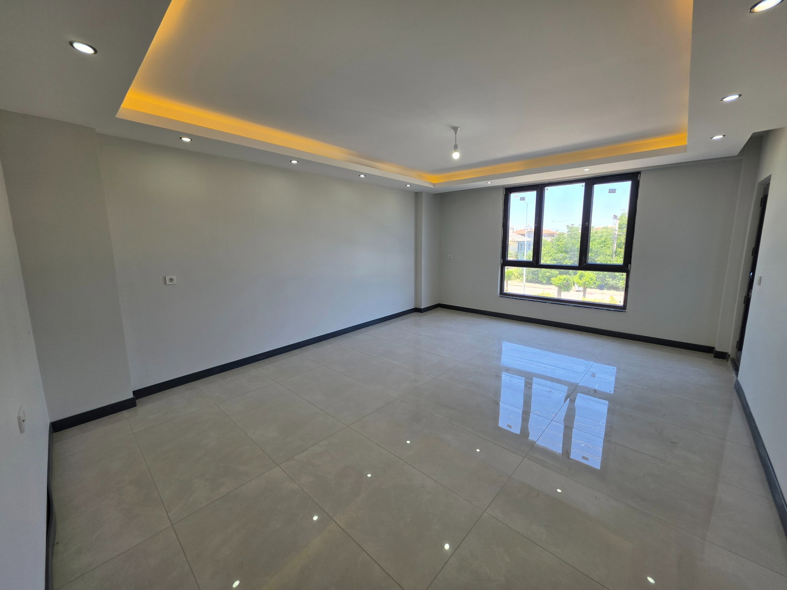 ACİL SATILIK BULVAR ÜSTÜNDE ULTRA LÜKS 3+1 GENİŞ DAİRE