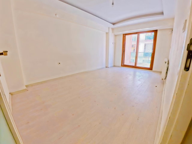 Ordu Bulvarı Arka Sokağı | Satılık 2+1 | Arakat | Geniş BALKON