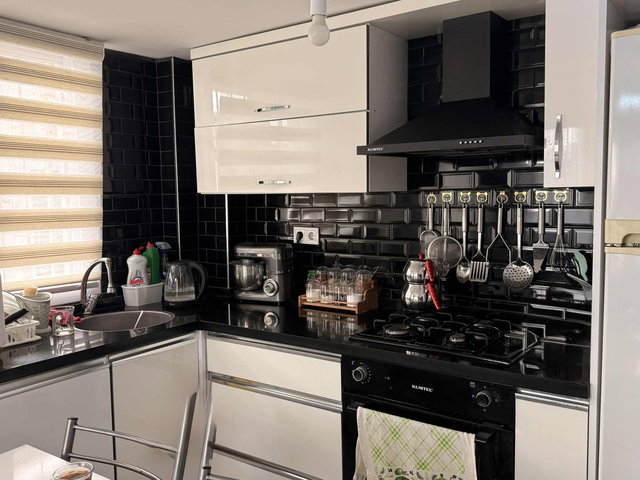 Alaybey'de Eşyalı Kiralık | Köşe 1+1 | Tadilatlı | Sahile 240 mt