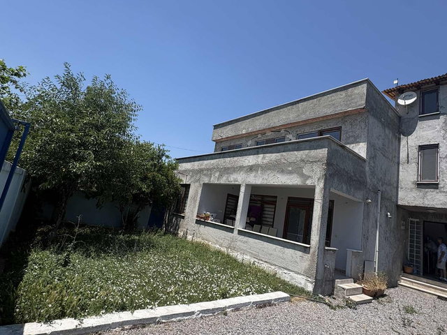 Erenler'de 285 m2 Arsa İçerisinde Çift Daireli Müstakil Ev