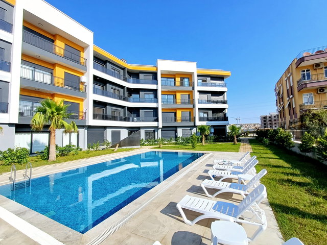 Altıntaş'ta Yeni Mobilyalı Havuz Manzaralı 1+1 Kiralık Daire
