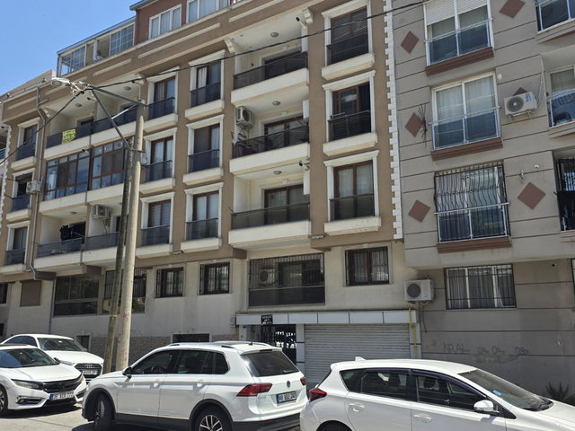 Buca Merkezde Satılık 2+1 Doğalgazlı Daire!