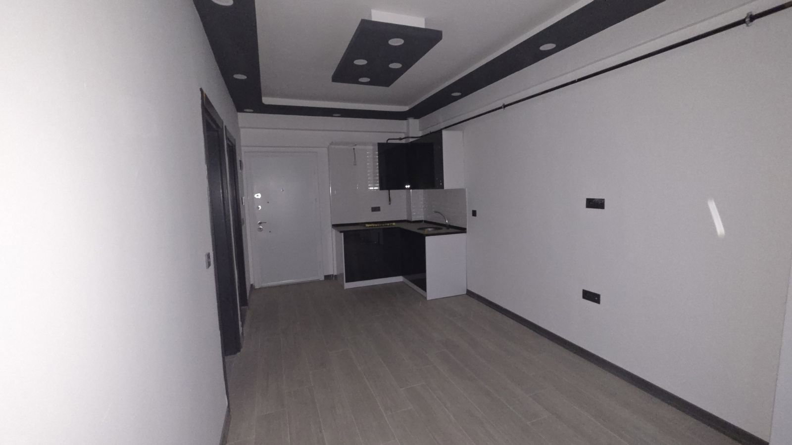 CARŞI MERKEZDE SIFIR FUL EŞYALI ORTA KAT KİRALIK DAİRE