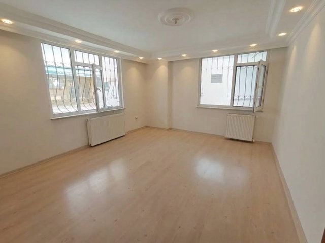 ÜSKÜDAR CUMHURİYET MAHALLESİNDE ÇİMEN 2 SOKAKTA 2+1 GİRİŞ DAİRE