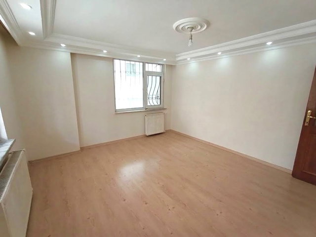 ÜSKÜDAR CUMHURİYET MAHALLESİNDE ÇİMEN 2 SOKAKTA 2+1 GİRİŞ DAİRE