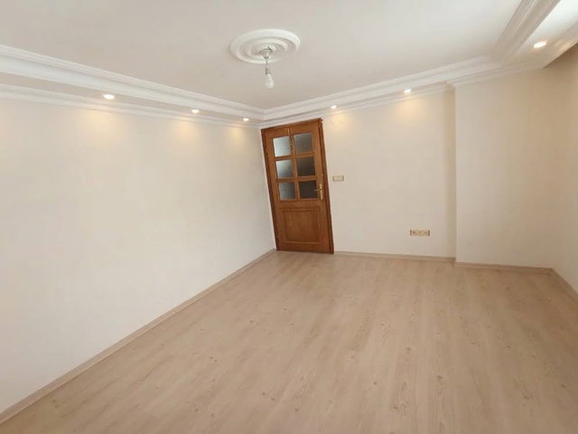ÜSKÜDAR CUMHURİYET MAHALLESİNDE ÇİMEN 2 SOKAKTA 2+1 GİRİŞ DAİRE
