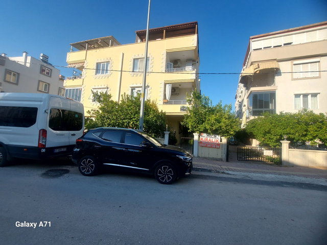 GÜZELOBA DA PTT ARKASI YOLA BAKAN CEPHEDE 2+1 EŞYALI TEMİZ DAİRE