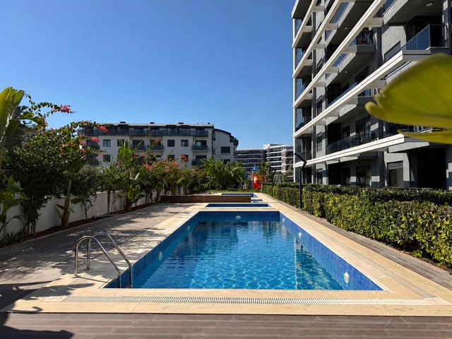 Altıntaş Rüzgar Luxury 5'te Havuz Manzaralı Eşyalı 1+1 Daire