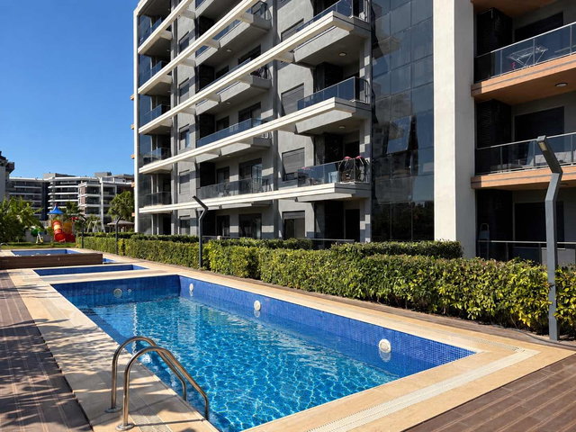 Altıntaş Rüzgar Luxury 5'te Havuz Manzaralı Eşyalı 1+1 Daire