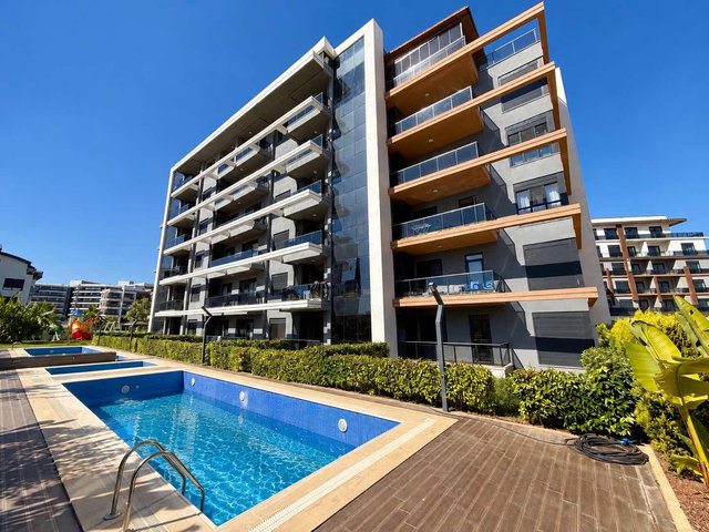 Altıntaş Rüzgar Luxury 5'te Havuz Manzaralı Eşyalı 1+1 Daire