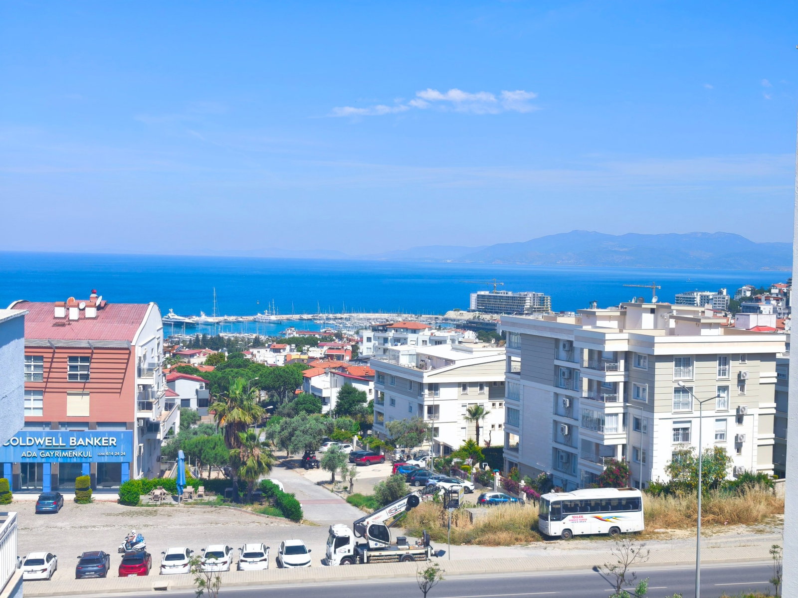 Kuşadası, Eğe Mah. Satılık deniz manzaralı 3+1 Geniş Daire