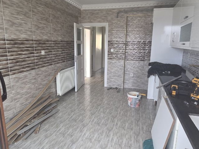 CARŞI MERKEZDE MASRAFSIZ İSKANLI 3CÜ KAT SATILIK YENİ DAİRE