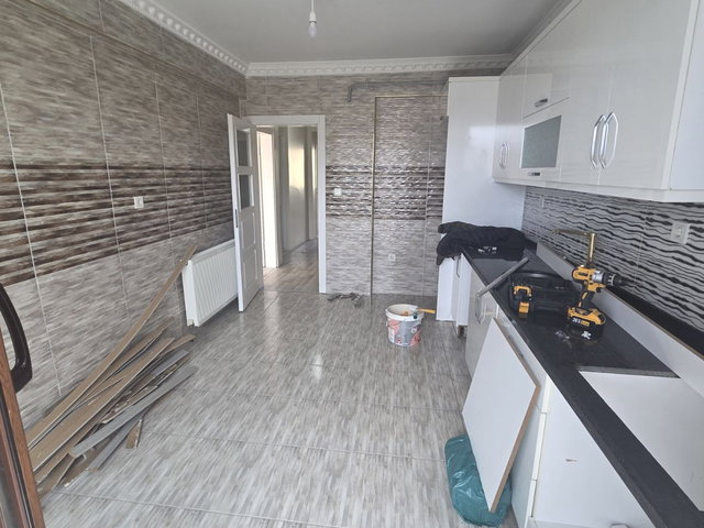 CARŞI MERKEZDE MASRAFSIZ İSKANLI 3CÜ KAT SATILIK YENİ DAİRE
