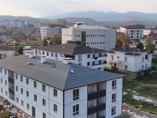 DEVLET HASTANESİ ARKASINDA SATILIK 2+1 DAİRE. YERDEN ISITMA