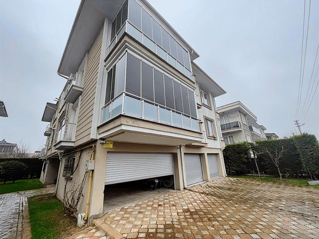 Erenler Merkezde Satılık 170 m2 3+1 | Garajlı & 30 m² Kilerli