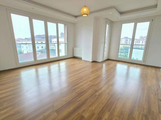 ÇEKMEKÖY AYDINLAR'DA HAVUZLU SİTEDE 5 KAT 2+1 MODERN KİRALIK