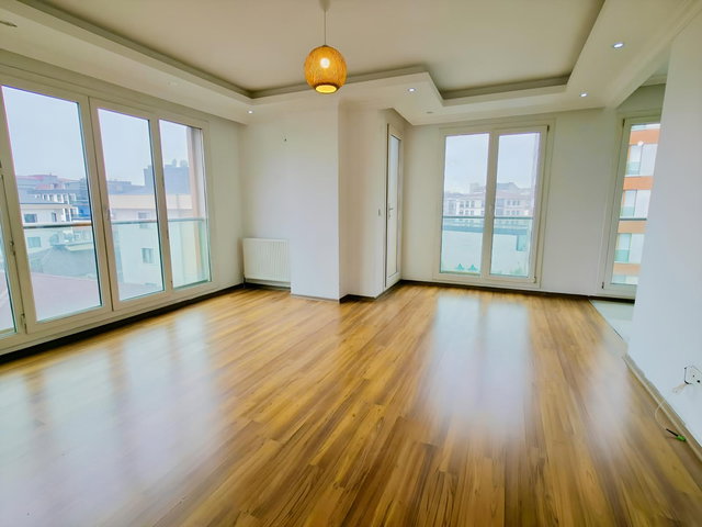 ÇEKMEKÖY AYDINLAR'DA HAVUZLU SİTEDE 5 KAT 2+1 MODERN KİRALIK