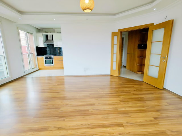 ÇEKMEKÖY AYDINLAR'DA HAVUZLU SİTEDE 5 KAT 2+1 MODERN KİRALIK