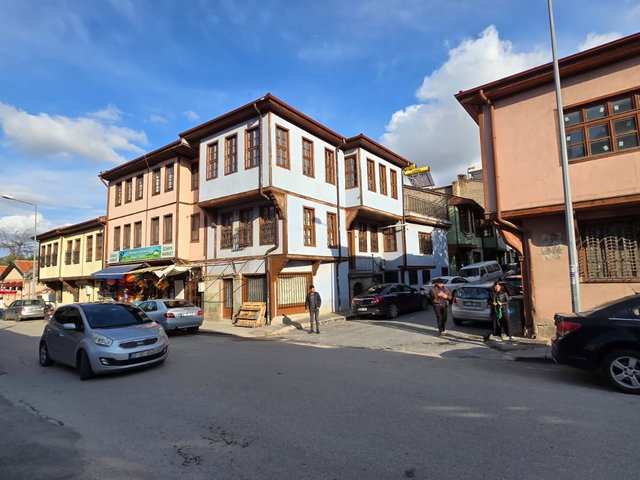 TURKUAZ EMLAKTAN AFYON'UN MERKEZİNDE SATILIK BAHÇELİ TARİHİ KÖŞK