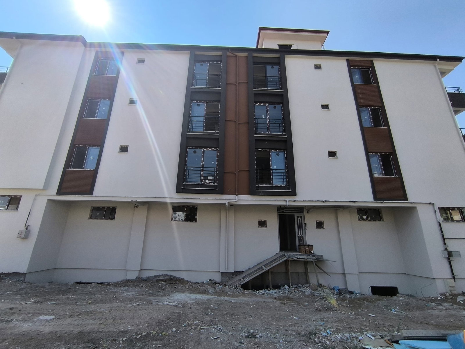 KARAKAVAK MAHALLESİ ÇEVRE YOLUNA YAKIN MESAFE SATILIK 1+1 DAİRE