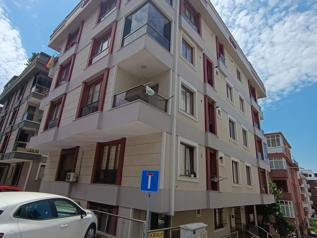 Ümraniye İstiklalde yeni binada yüksek giriş 1+1 daire