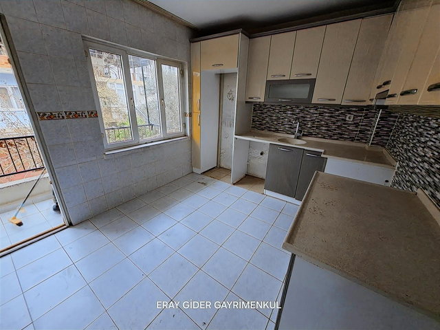ZAFER MAHALLESİ-PAZAR YANI-KÖŞE BAŞI-BANYO -MUTFAK YENİ YAPILI