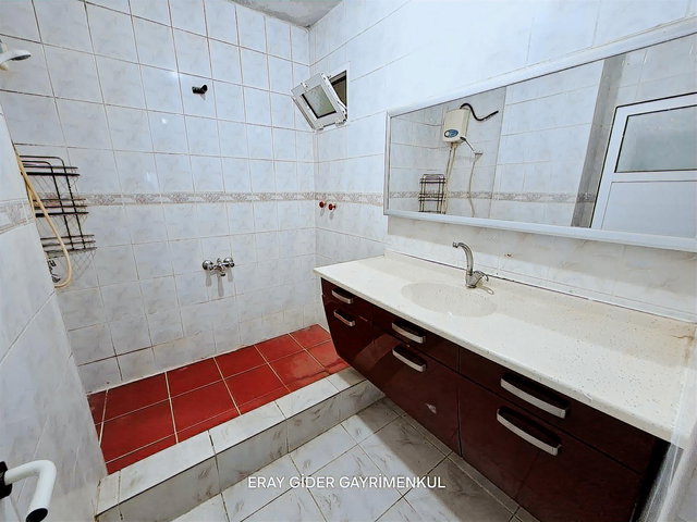 ZAFER MAHALLESİ-PAZAR YANI-KÖŞE BAŞI-BANYO -MUTFAK YENİ YAPILI