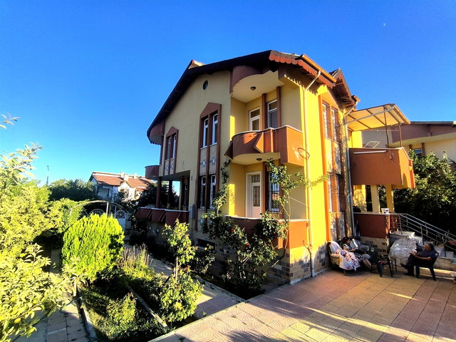 KURUMSALDAN HAVUZLU BAHÇELİ EKSİKSİZ 7+1 VİLLA