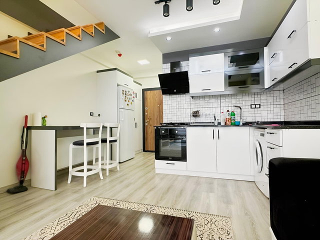 ÜNİVERSİTE CADDESİNDE 1+1 DUBLEKS SATILIK EŞYALI DAİRE