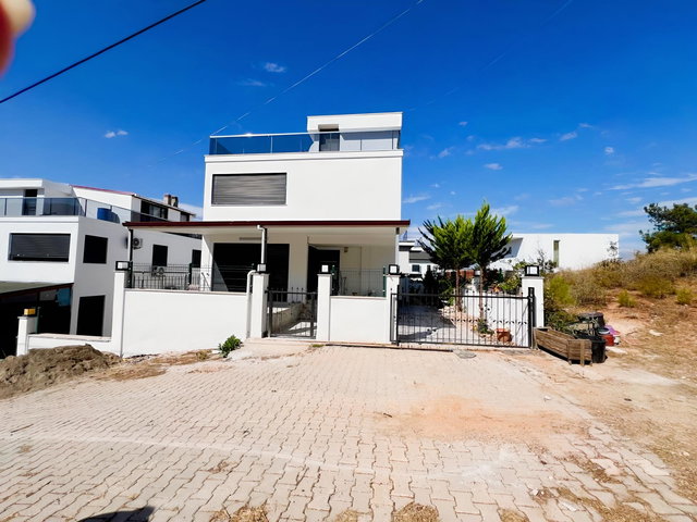 URLA KALABAK MAH. BUTİK SİTE İÇERİSİNDE SATILIK 3+1 VİLLA