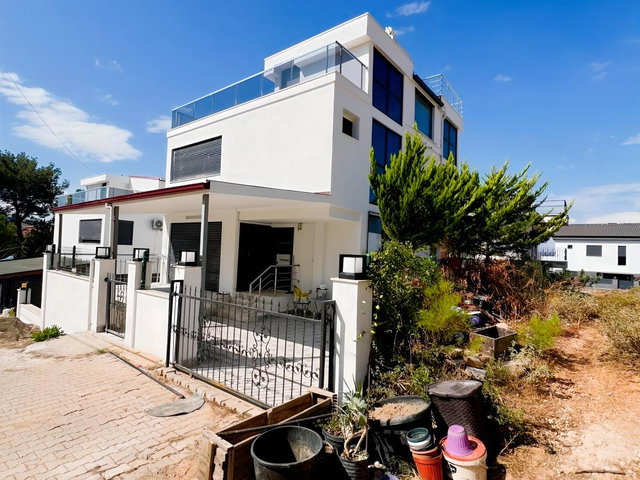 URLA KALABAK MAH. BUTİK SİTE İÇERİSİNDE SATILIK 3+1 VİLLA