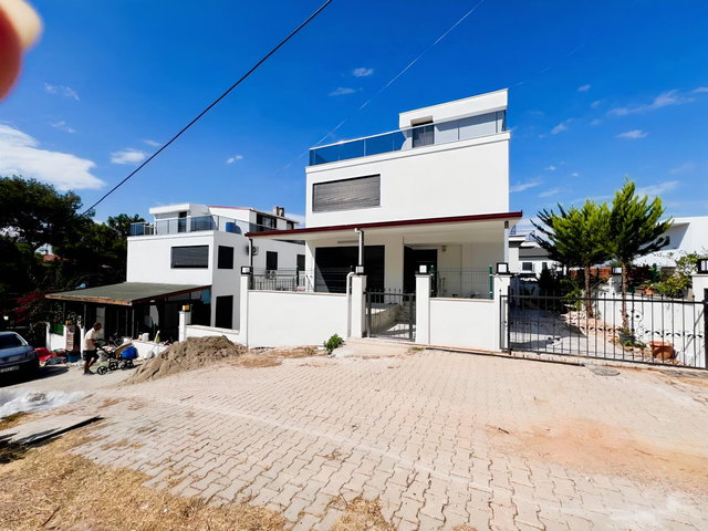 URLA KALABAK MAH. BUTİK SİTE İÇERİSİNDE SATILIK 3+1 VİLLA