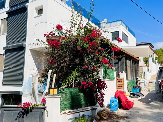 URLA KALABAK MAH. BUTİK SİTE İÇERİSİNDE SATILIK 3+1 VİLLA