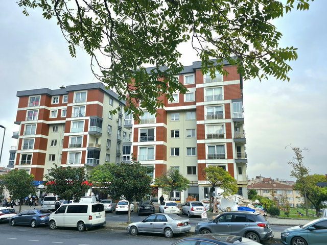 LİBADİYE ALİBEY KONAKLARI'NDA PRESTİJLİ SİTEDE GÜVENLİKLİ 2+1