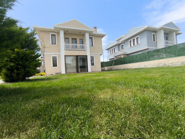SELİMPAŞADA SİTE İÇİNDE 2 KATLI 5+1 SATILIK MÜSTAKİL VİLLA
