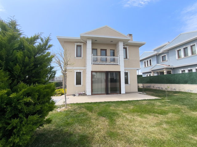 SELİMPAŞADA SİTE İÇİNDE 2 KATLI 5+1 SATILIK MÜSTAKİL VİLLA