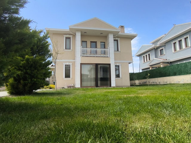 SELİMPAŞADA SİTE İÇİNDE 2 KATLI 5+1 SATILIK MÜSTAKİL VİLLA