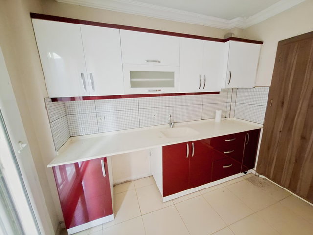 ÜNİVERSİTE YÜRÜME MESAFESİ 1+1 BALKON-OTOPARK-ASANSÖR ESYASIZ