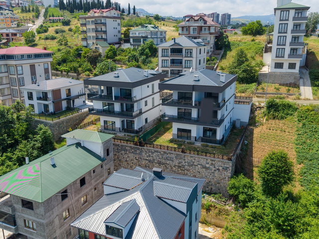Akçaabat Yaylacık'ta Satılık Lüks 5+1 Tripleks İkiz Villa