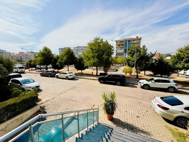 izbana 1 dk Çiğli'de | 3+1 150 m2 Çift banyolu |Doğalgazlı