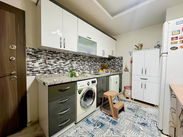 ERDEMLİ MERKEZ MAHALLESİ SATILIK 2+1 DAİRE GENÇ BİNA DÜŞÜK KAT