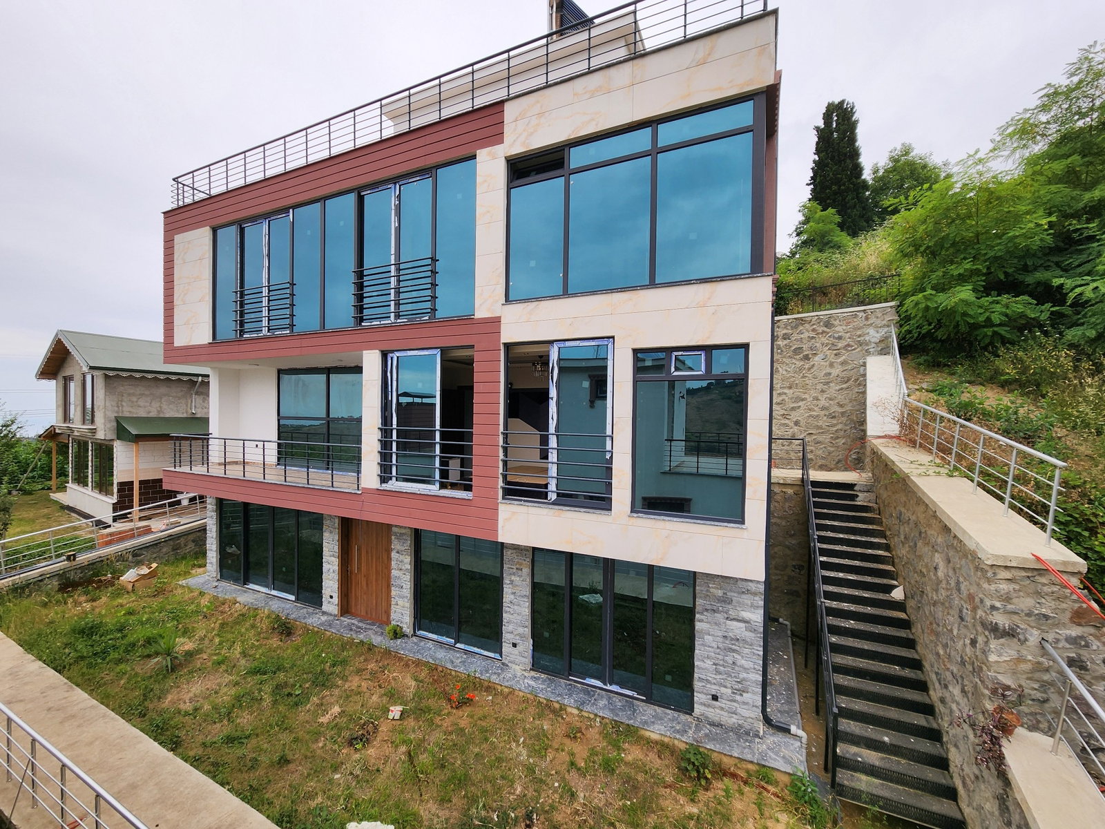 AKYAZI SATILIK VILLA:SERA GOLU YAKINI