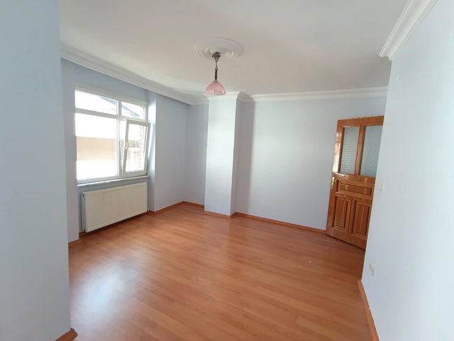 ÜMRANİYE ÇARŞI METROYA 5 DAKİKA MESAFEDE 2+1 DAİRE