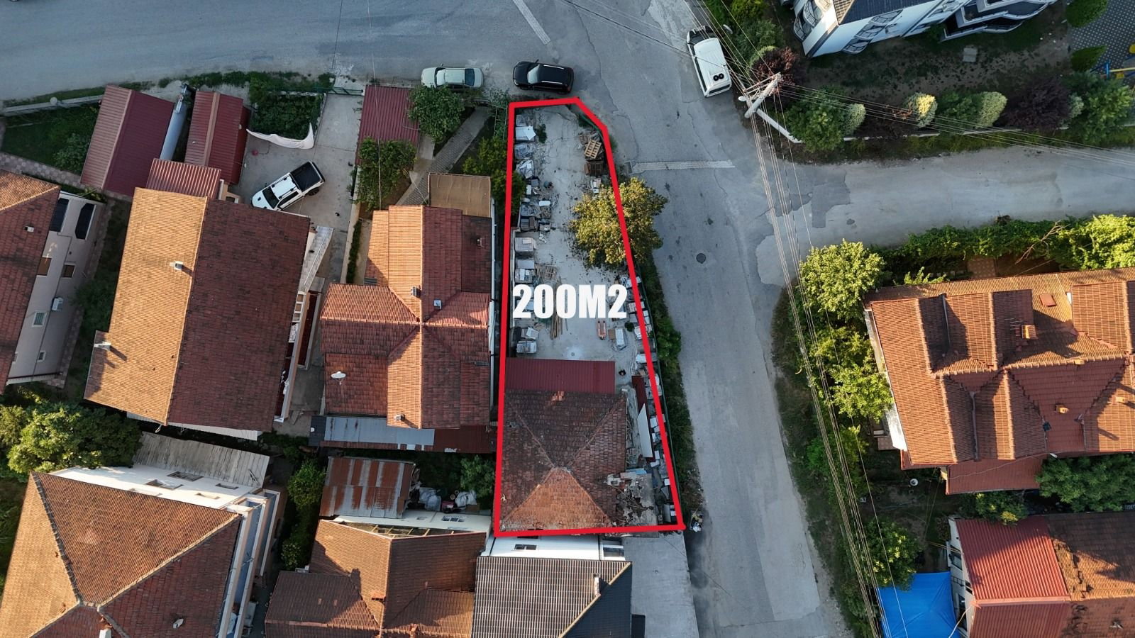 CARŞI MERKEZDE SATILIK MÜSTAKİL EV VE ARSASI