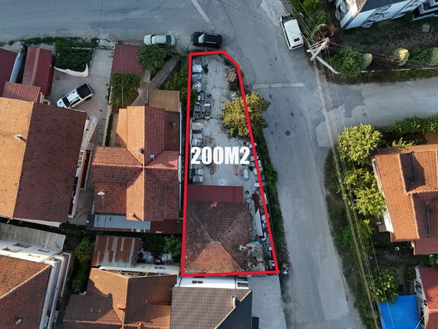 CARŞI MERKEZDE SATILIK MÜSTAKİL EV VE ARSASI