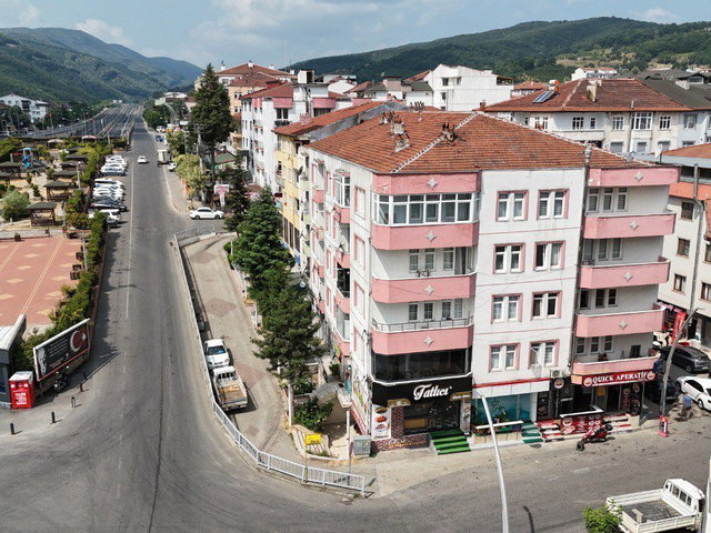 ÇARŞI MERKEZİNDE GÖBEĞİNDE 3+1 DAİRE 140 m2 ÇİFT BALKONLU