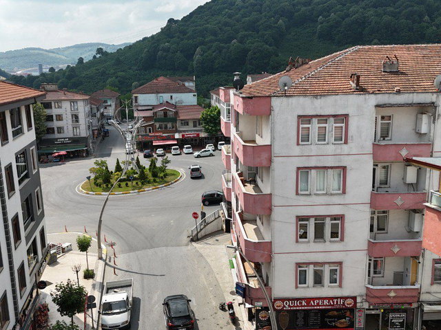ÇARŞI MERKEZİNDE GÖBEĞİNDE 3+1 DAİRE 140 m2 ÇİFT BALKONLU