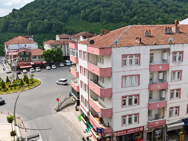 ÇARŞI MERKEZİNDE GÖBEĞİNDE 3+1 DAİRE 140 m2 ÇİFT BALKONLU