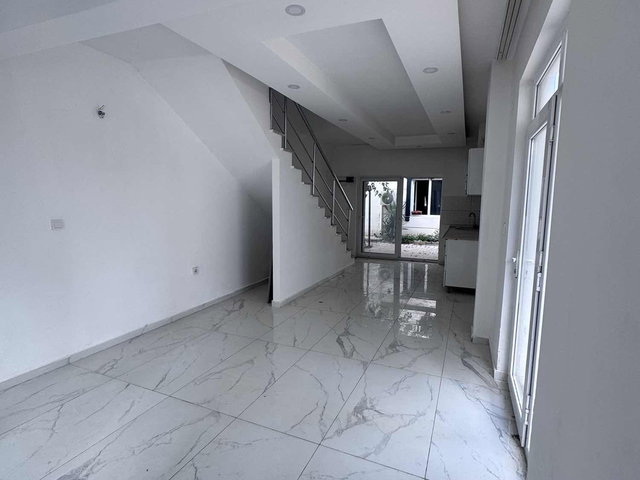 REALTY CHN'DEN 3+1 VILLA HAVUZLU SİTE DENİZE YÜRÜME MESAFESİ